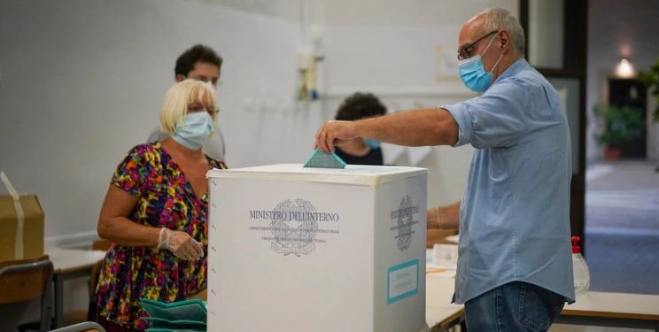 Mbyllen zgjedhjet në Itali, 60-64% pro për shkurtimin e numrit të deputetëve