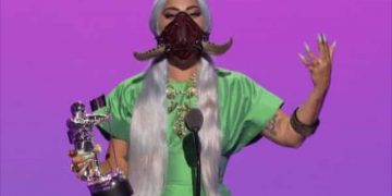 Përfshirja e maskave në industrinë e modës po kalon çdo limit