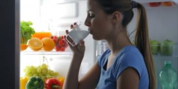 STUDIMI: Disa arsye pse duhet të pimë qumësht para se të shkojmë në shtrat për të fjetur