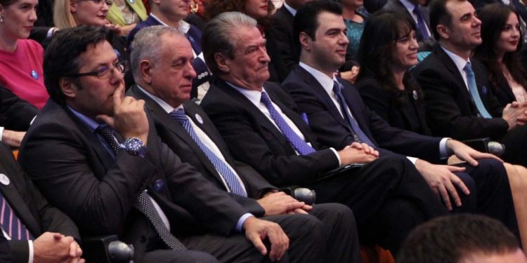 Reagon ashpër Kreshnik Spahiu: Faleminderit o Zot që i ndërron ti kur mbushet ora, se me këtë popull ata rrojnë më shumë se malet dhe fushat e Shqipnisë!