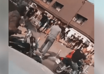 Tifozët e Vardarit me thirrje raciste, por ia mbathin me vrap kur vijnë shqiptarët (Video)