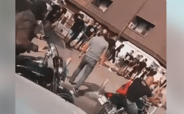 Tifozët e Vardarit me thirrje raciste, por ia mbathin me vrap kur vijnë shqiptarët (Video)