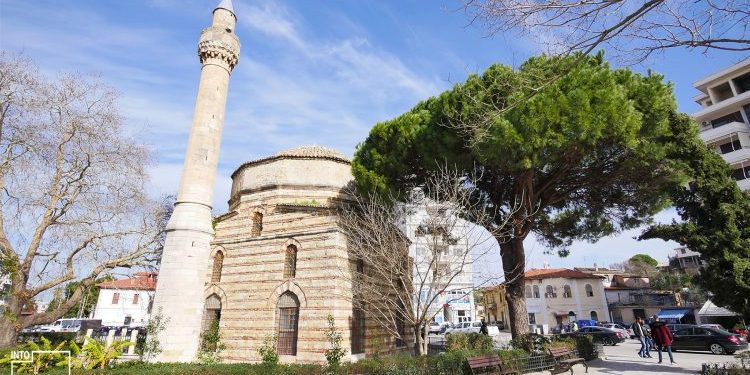 Ja çfarë ndodhi në Vlorë: Ndërpritet për pak çaste ceremonia ku të pranishëm ishin Rama dhe Meta,