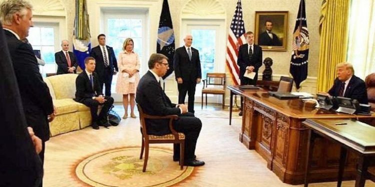 Përgjigjie brilante e Aleksandër Vuçiç: Pse nuk mund t’i bija me shqelm karriges përballë Trump?!