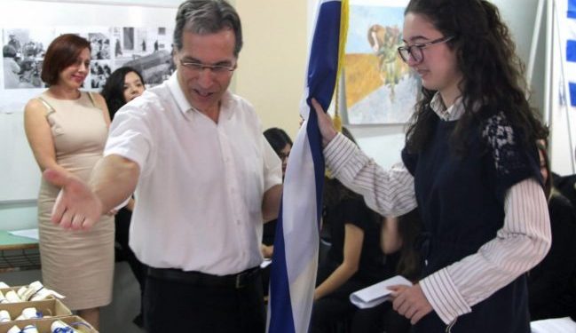 Maturantja shqiptare në Greqi thyen rekord pikësh, del e para në Universitetin e Athinës pa ndjekur asnjë kurs privat