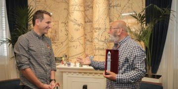 Aktori dhe shkrimtari i njohur Çun Lajçi pritet në Bashkinë e Tiranës: Në shenjë nderimi Veliaj i dhuron Kullën e Sahatit