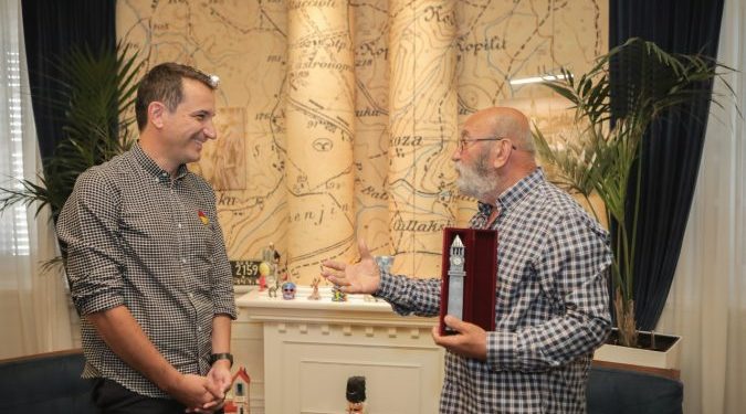 Aktori dhe shkrimtari i njohur Çun Lajçi pritet në Bashkinë e Tiranës: Në shenjë nderimi Veliaj i dhuron Kullën e Sahatit