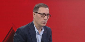 Adi Krasta sulmon Yuri Kim: Nuk është popullore në Shqipëri, pozon me të pasurit e nuk flet për mua. Shqiptarët s’e duan