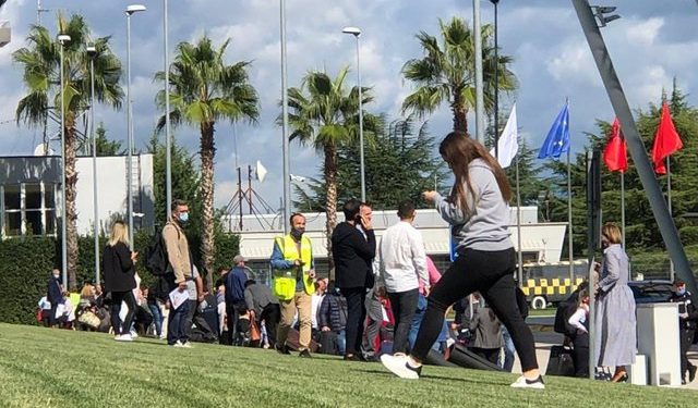 Alarm për b.ombë në aeroportin e Rinasit, udhëtarë e punonjës braktisin terminalin