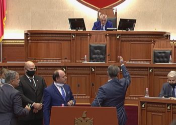 Debate të forta mes Gramoz Ruçit dhe Adriatik Alimadhit: Komunist i ndyrë, e di çfarë të bëj apo jo?