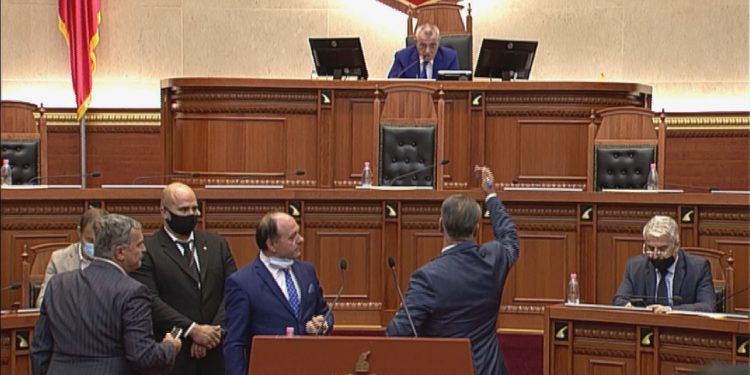 Debate të forta mes Gramoz Ruçit dhe Adriatik Alimadhit: Komunist i ndyrë, e di çfarë të bëj apo jo?