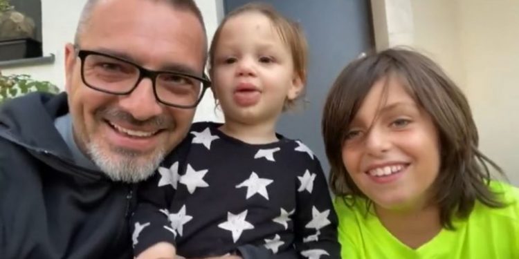 Saimir Tahiri publikon videon me dy djemtë e tij: Si fjalimi i parë, jo keq