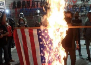 Vizita e Pompeos në Greqi, shpërthejnë protestat në Athinë e Selanik, digjet flamuri amerikan