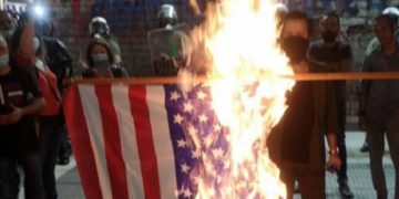 Vizita e Pompeos në Greqi, shpërthejnë protestat në Athinë e Selanik, digjet flamuri amerikan