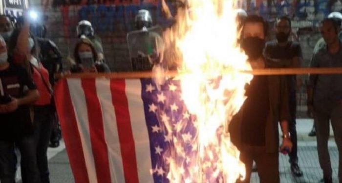 Vizita e Pompeos në Greqi, shpërthejnë protestat në Athinë e Selanik, digjet flamuri amerikan