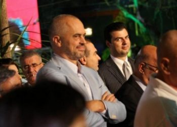 Me Lulin të veshur si Sali dhe Monën si Likja, Rama i “dënuar” të fitojë mandatin e tretë!