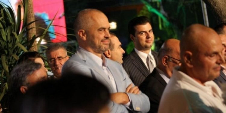 Me Lulin të veshur si Sali dhe Monën si Likja, Rama i “dënuar” të fitojë mandatin e tretë!