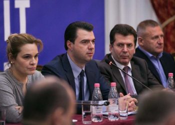 Rreziku i kakofonisë rreth hapjes së listave