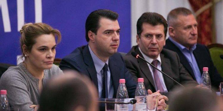 Rreziku i kakofonisë rreth hapjes së listave