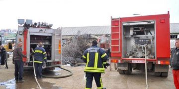 ‘Politikanët ua kritikojnë punën mes birrave duke parë ndeshjet skoceze’, Veliaj ironizon keq Metën