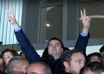 Basha ankohet për krizë, sekretarët e PD ndajnë dhjetëra mijëra euro fitim me kompanitë e tyre, kupola blu tendera, pallate e biznese në lulëzim