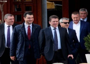 Gazi i Bardh të shkrin gazit! “Analizon” drejtuesit e fushatës së PS në çdo Qark: Ku krahasohen ata me ne!