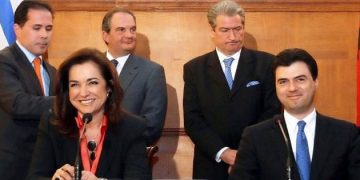 Edhe media greke nisin të përqeshin kllounin Basha: Firmëtari i marrëveshjes më 2009, akuzon si “tradhëtar” atë që e rrëzoi në Kushtetuese