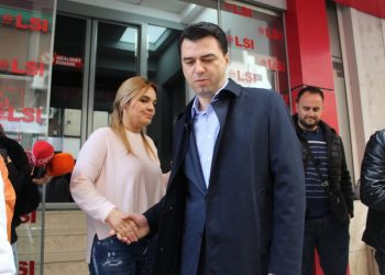 Kush po tallet me këta?! Luli dhe Moni përballë Edi Ramës në Durrës?! Sa ide qesharake!