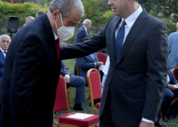 Si e kthyen zogjtë e SHQUP-it, Berishën në dordolecin “Ish Kryeministër”