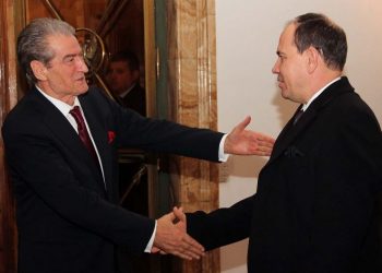 Humor për të …! A është oficeri dixhital kapterr Jari?! Ja denoncimi tek baba Saliu: Avionët rus spiunojnë Shqipërinë, fluturuan aty ku do ndërtohet baza e NATO-s