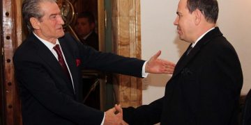 Humor për të …! A është oficeri dixhital kapterr Jari?! Ja denoncimi tek baba Saliu: Avionët rus spiunojnë Shqipërinë, fluturuan aty ku do ndërtohet baza e NATO-s