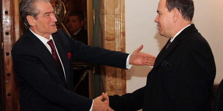 Humor për të …! A është oficeri dixhital kapterr Jari?! Ja denoncimi tek baba Saliu: Avionët rus spiunojnë Shqipërinë, fluturuan aty ku do ndërtohet baza e NATO-s