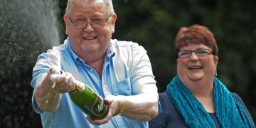 Fitoi 185 milion euro, deshi t’i prishte por “mezi” arriti të shpenzonte me miq dhe shokë vetëm 44 milionë para se të vdiste