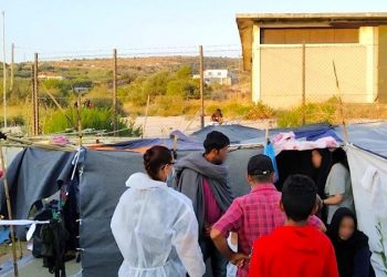 Qindra emigrantë në Greqi të infektuar me koronavirusin e ri pas testimit të 7 mijë personave