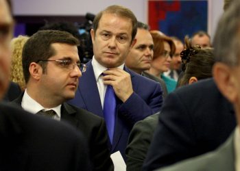 Çudira shqiptare: Gjyqtarët dhe prokurorët e shkarkuar për hajdutëri dhe tregëti me jetë njerëzish kanë ngritur…shoqatë! Shantazhojnë anëtarët e Vettingut