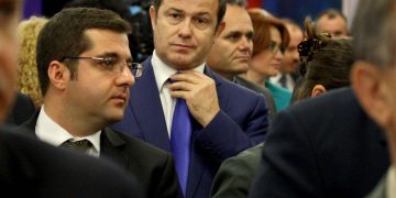 Çudira shqiptare: Gjyqtarët dhe prokurorët e shkarkuar për hajdutëri dhe tregëti me jetë njerëzish kanë ngritur…shoqatë! Shantazhojnë anëtarët e Vettingut