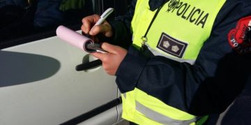 28 ndryshime të reja në Kodi Rrugor që duhet t’i m¨soni: Gjobë dhe konfiskim mjetit të blinduar nëse s’kanë autorizim! Celulari në timon? Gjobë deri në 15 mijë lekë