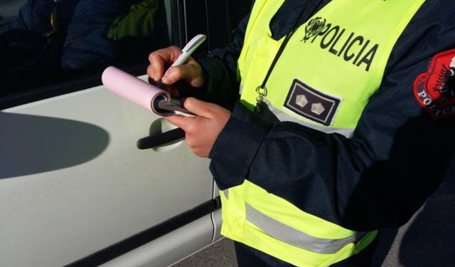 28 ndryshime të reja në Kodi Rrugor që duhet t’i m¨soni: Gjobë dhe konfiskim mjetit të blinduar nëse s’kanë autorizim! Celulari në timon? Gjobë deri në 15 mijë lekë