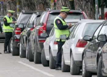 Bëri sherr me policët bashkiakë për makinën e parkuar gabim, që ishte e një personi që as nuk e njihte