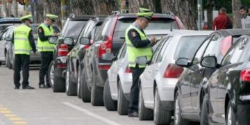 Bëri sherr me policët bashkiakë për makinën e parkuar gabim, që ishte e një personi që as nuk e njihte