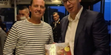 Gostia e neveritshme e Grenellit në Beograd, muzikë amerikane e propagandë serbe