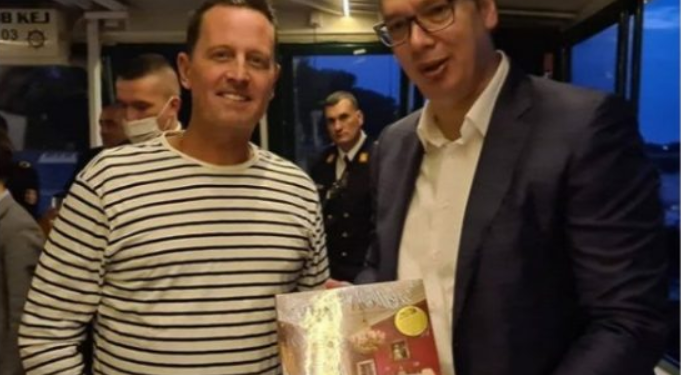 Gostia e neveritshme e Grenellit në Beograd, muzikë amerikane e propagandë serbe