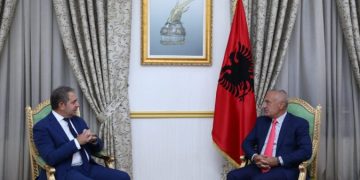 Sa qesharak dhe pa drejtim: Shpëtim Idrizi takon Metën për datën e zgjedhjeve: I kërkon që në marveshjen me ujërat territoriale, Likja tu kërkoi grekëve Çamërin si këmbim!