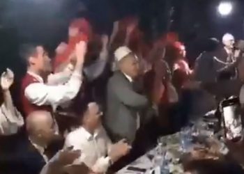 DALIN PAMJET/ “Kam vesh fustan jeshil, hajde se jam vetëm o në shtëpi”! Ilir Meta “tërbohet” në kohë pandemie