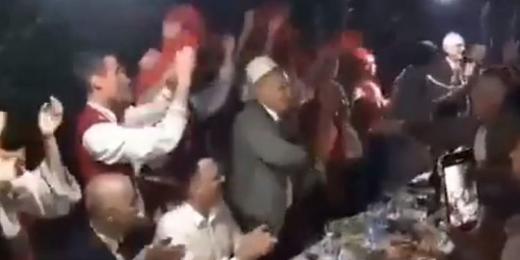 DALIN PAMJET/ “Kam vesh fustan jeshil, hajde se jam vetëm o në shtëpi”! Ilir Meta “tërbohet” në kohë pandemie