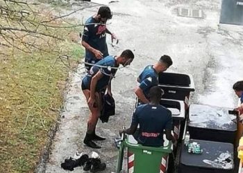 Yjet e Napoli-t përfundojnë në kazanët e plehrave, klubi shpjegon arsyen