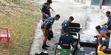 Yjet e Napoli-t përfundojnë në kazanët e plehrave, klubi shpjegon arsyen