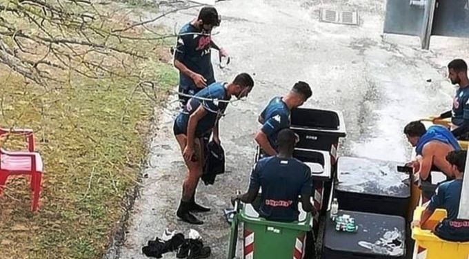 Yjet e Napoli-t përfundojnë në kazanët e plehrave, klubi shpjegon arsyen