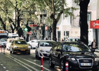 Korsitë e biçikletave dhe pallatet zhdukin vendet e parkimeve në Tiranë! Brenda lagjeve nisin sherret për një vend parkimi