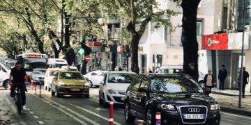 Korsitë e biçikletave dhe pallatet zhdukin vendet e parkimeve në Tiranë! Brenda lagjeve nisin sherret për një vend parkimi